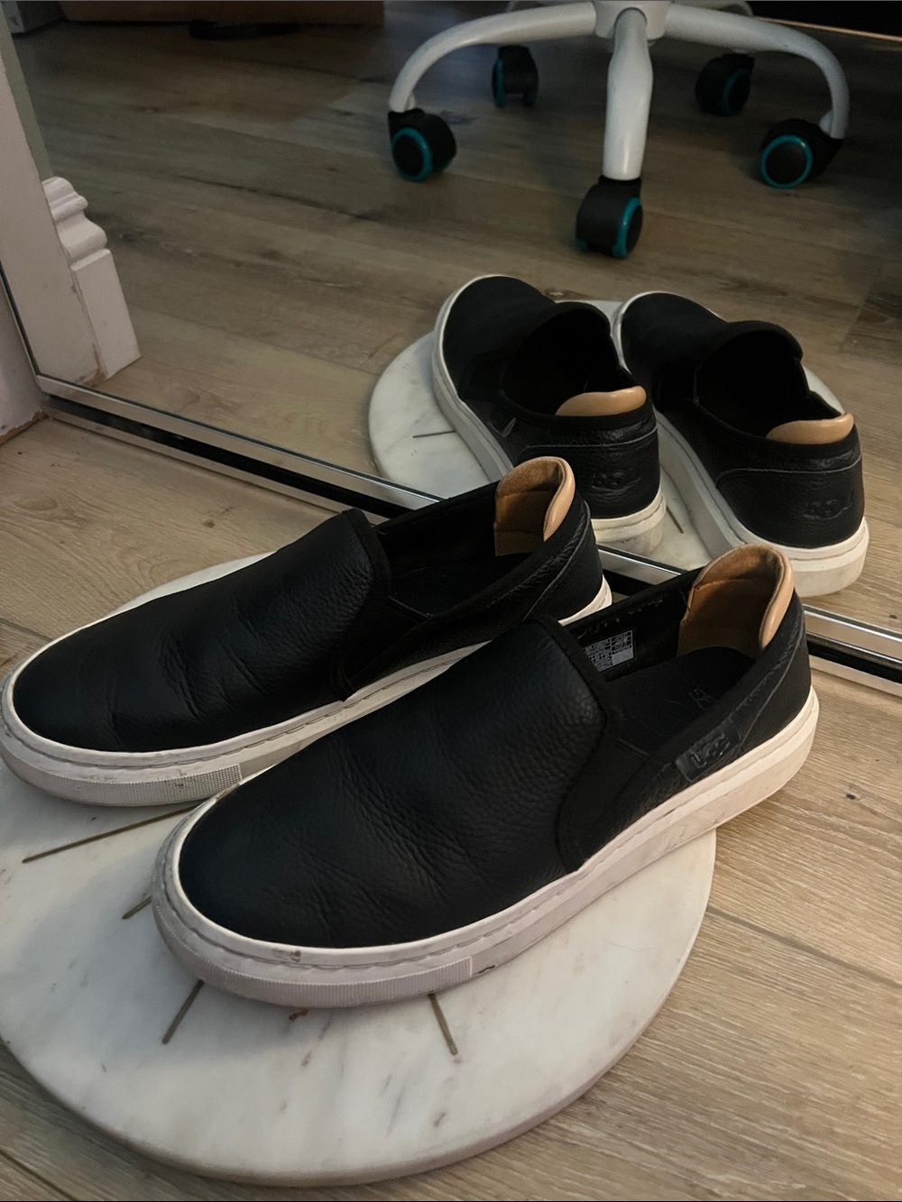 UGG, size 8, Leather Slip-On Sneakers w/ White Sole, UIGC - Picture 12 of 12